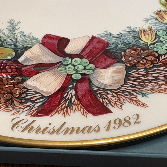 Lenox Holiday Wreath Plate with Multicolor Design - Picture 4 of 6